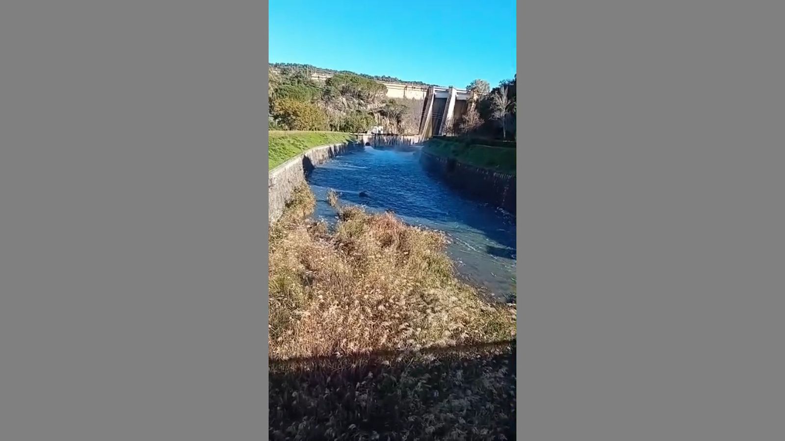 Así abre las compuertas el pantano de Los Hurones