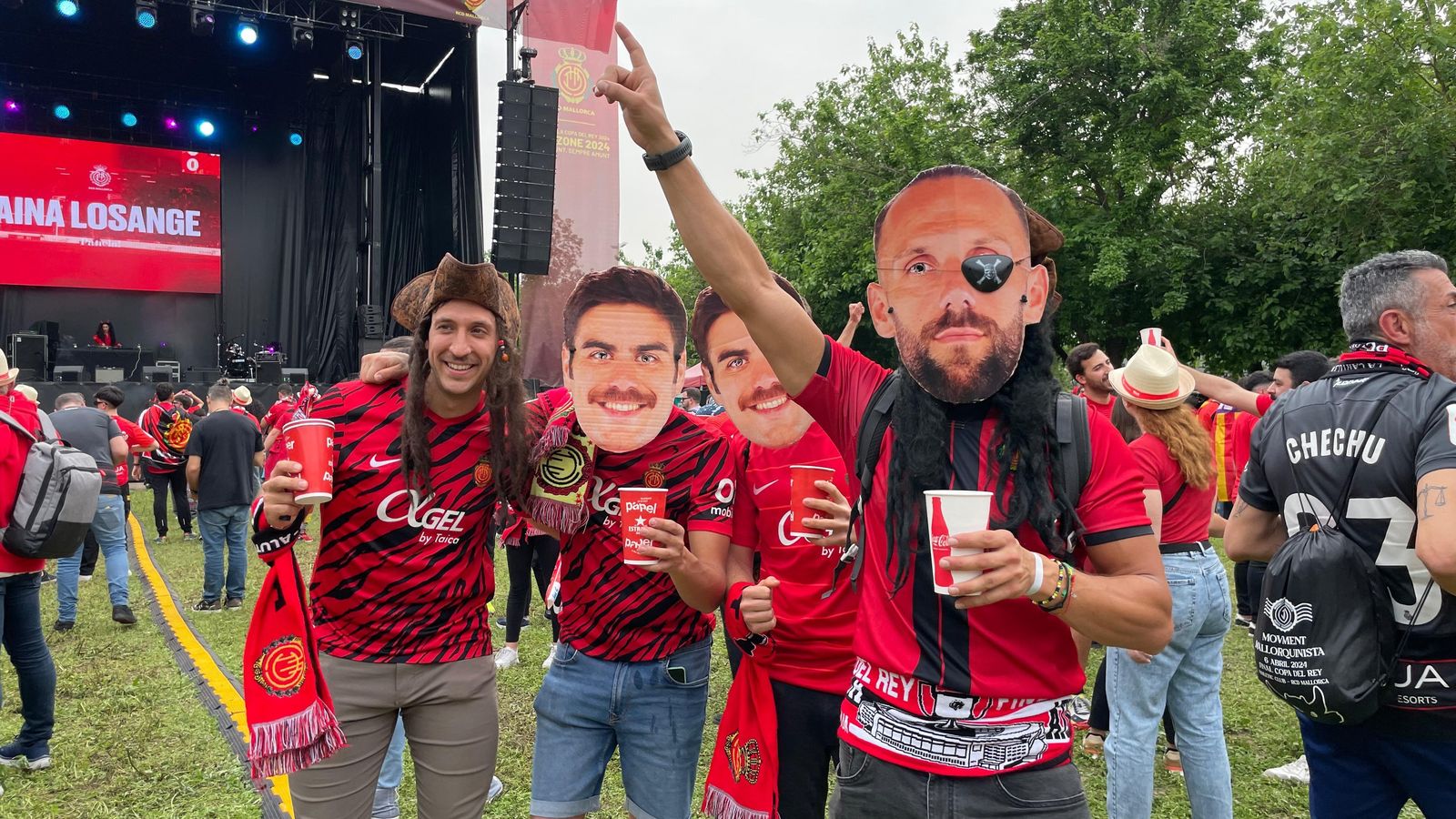 Aficionados del Mallorca en su fan zone en la tarde de este sábado.