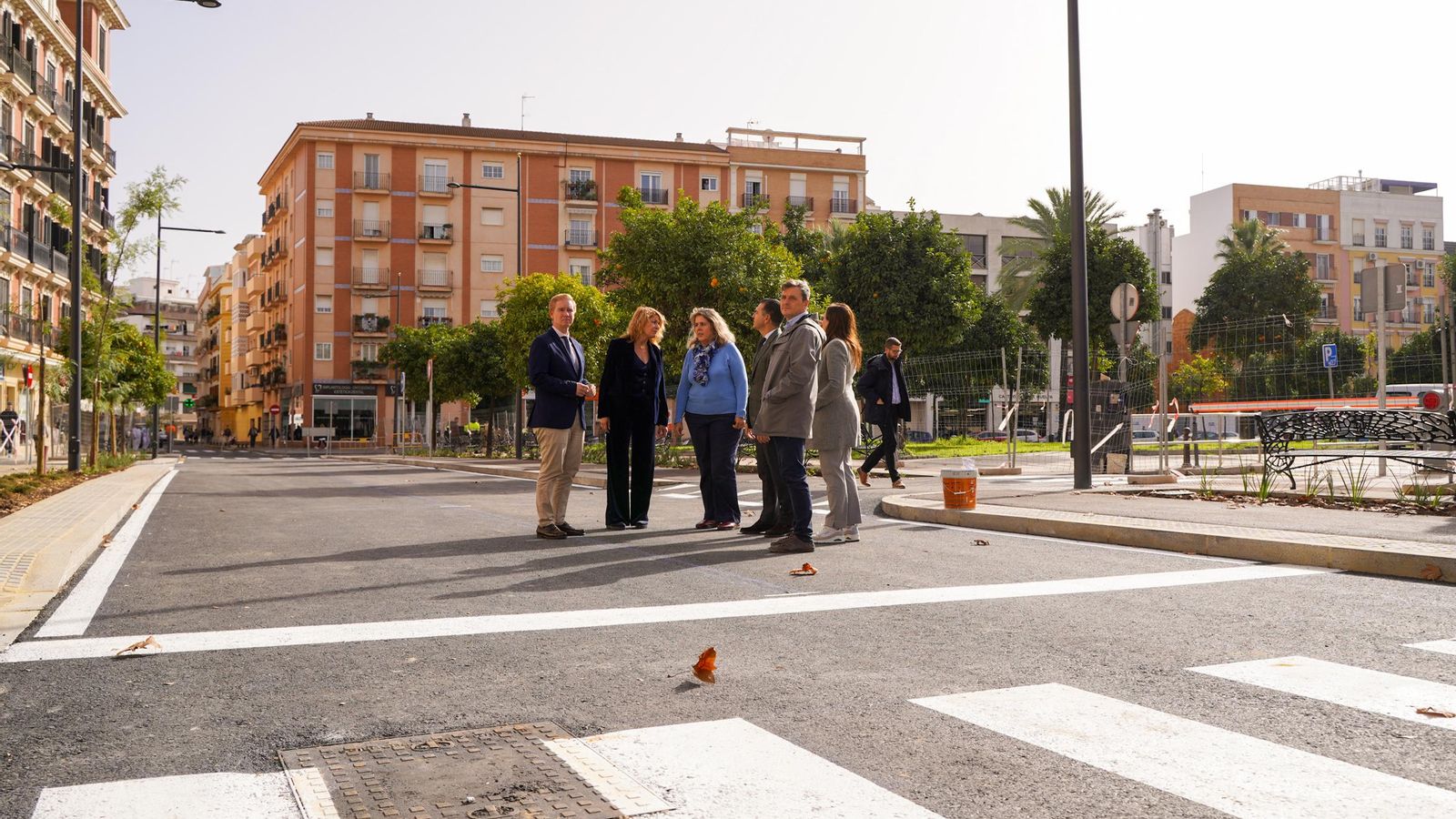 Autoridades del Ayuntamiento de Huelva en la calle Granada tras su apertura.
