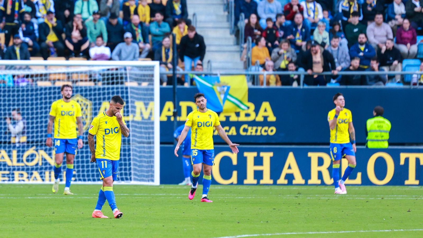 Los jugadores del Cádiz, cabizbajos tras encajar un gol de la Cultural.