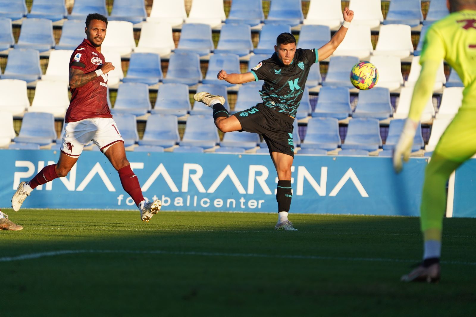 Las fotos del primer encuentro de la historia del Almería ante un rival italiano