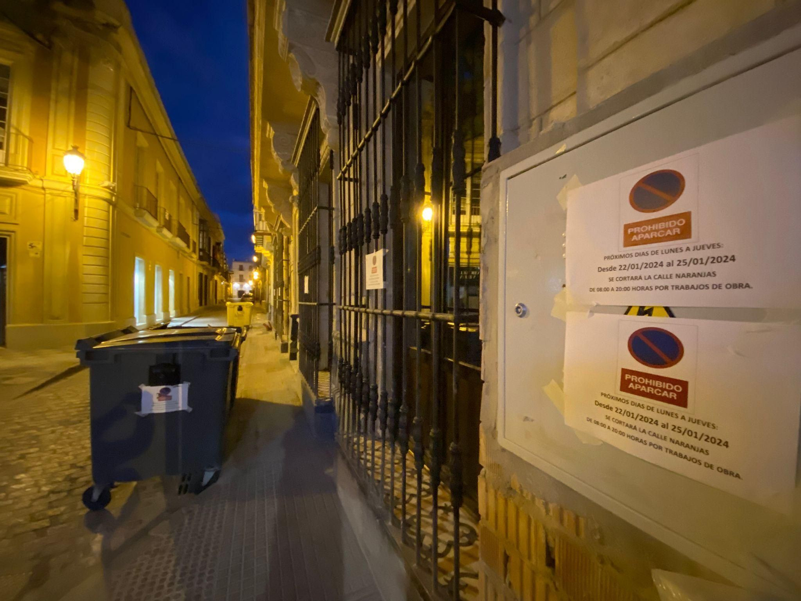 Anuncio del corte de tráfico en calle Naranjas.