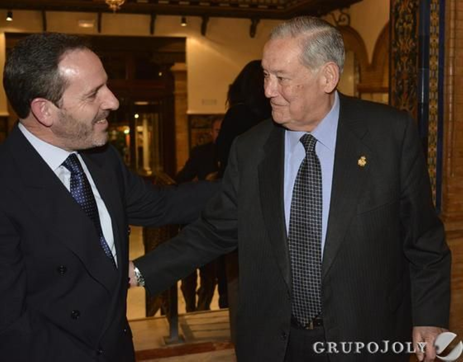 El secretario del Cardenal Amigo, Pablo Noguera, junto al hermano mayor de la Macarena, Manuel García. / Reportaje gráfico: Antonio Pizarro, Juan Carlos Muñoz y Juan Carlos Vázquez