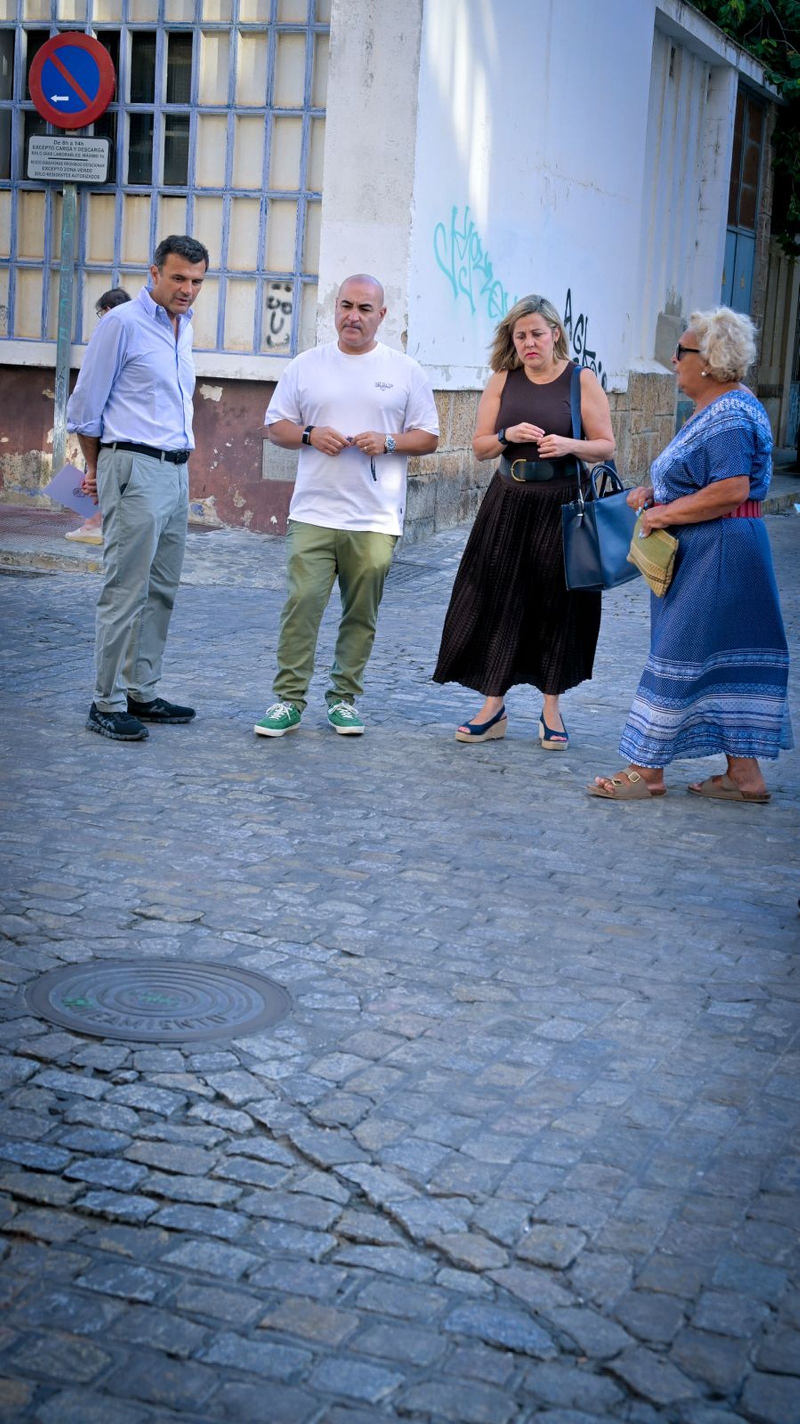 El alcalde de Cádiz, durante su paseo por el barrio del Balón