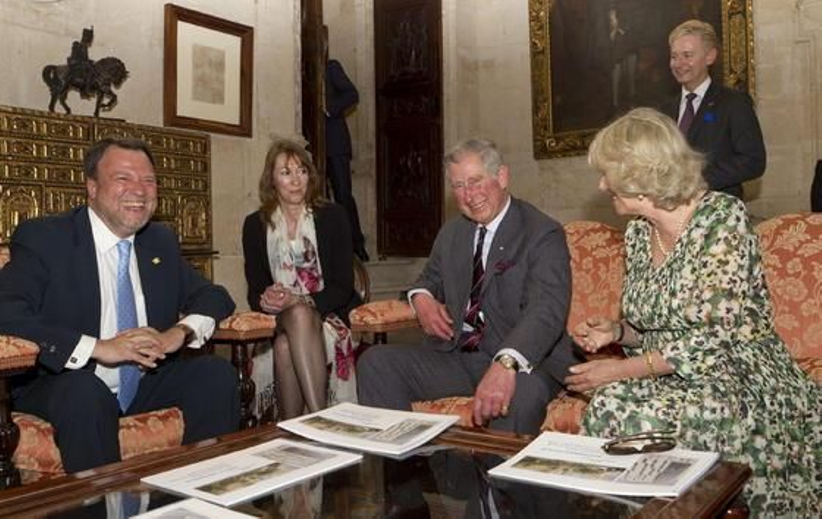 El Príncipe Carlos y Alfredo Sánchez Monteseirín sonríen ante la mirada de la Duquesa de Cornualles y la esposa del alcalde.

Foto: Julio Muñoz (EFE)