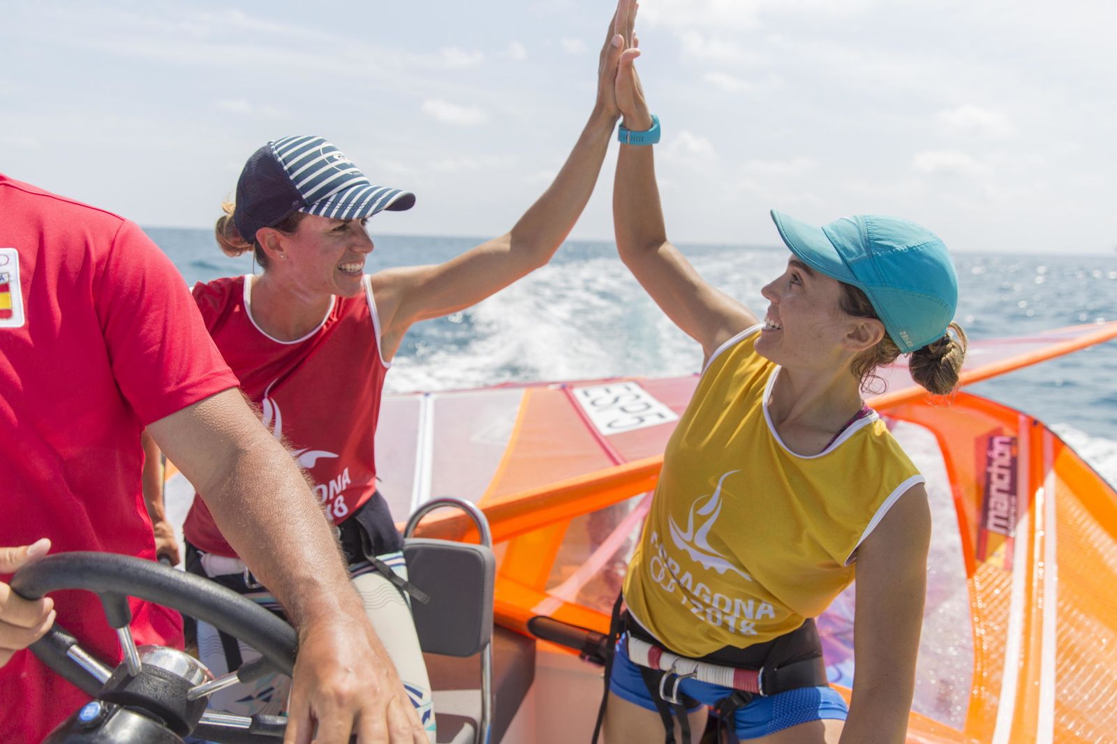 Las sevillanas Blanca Manchón y Marina Alabáu celebran sus medallas de oro y plata,respectivamente, en la clase RS:X en los Juegos Mediterráneos.
