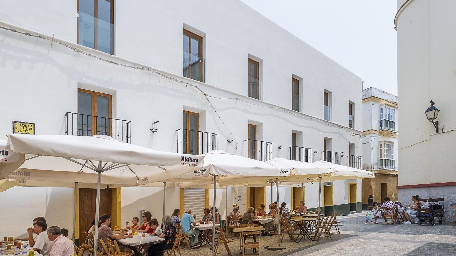 Imagen del edificio y el bar