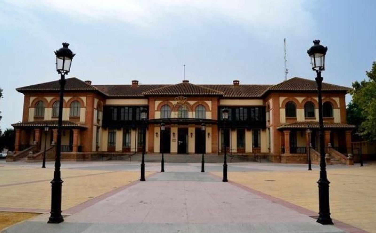 Vista del Ayuntamiento de Campillos. Vista del Ayuntamiento de Campillos.