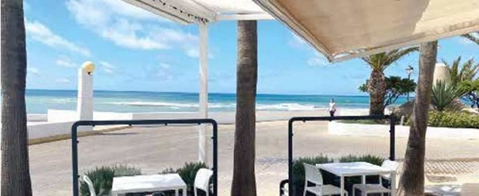 En la terraza, se puede disfrutar de unas relajadas vistas al mar.