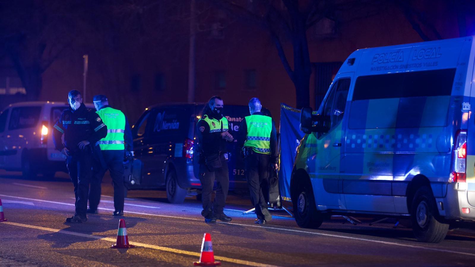 Policías locales en el lugar del accidente.