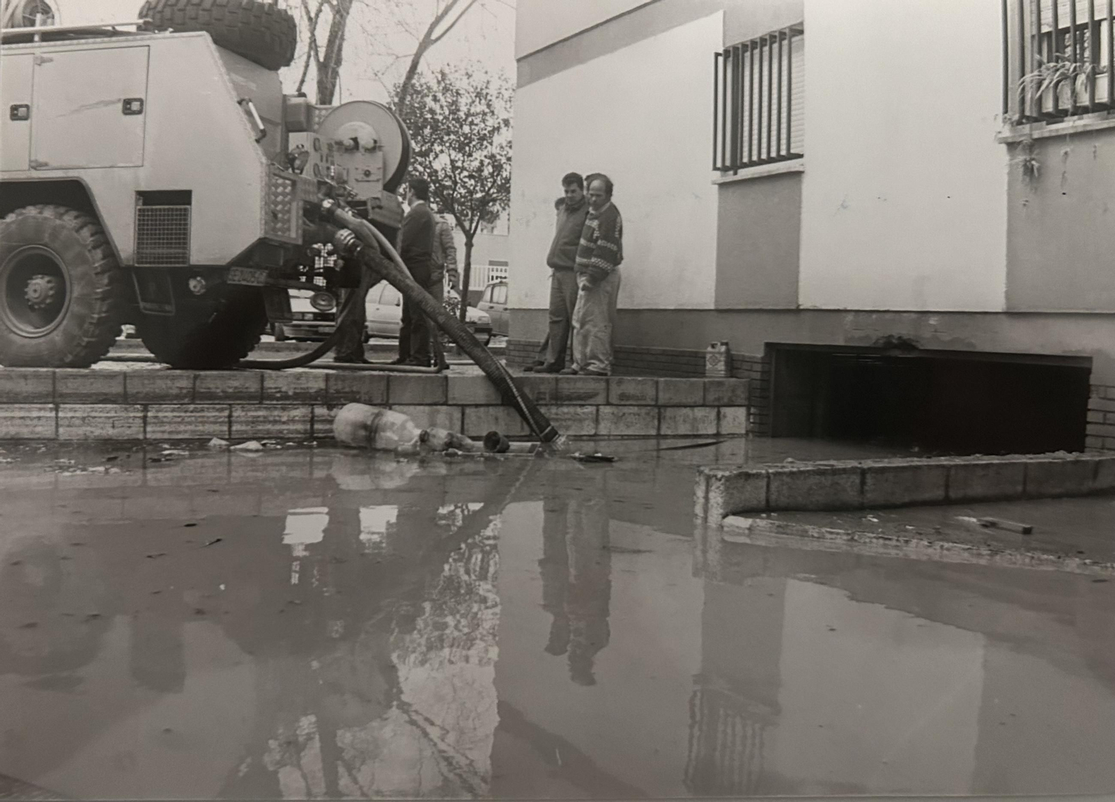 Evacuación de agua de garajes y sótanos por las inundaciones de enero de 1996 en Huelva.