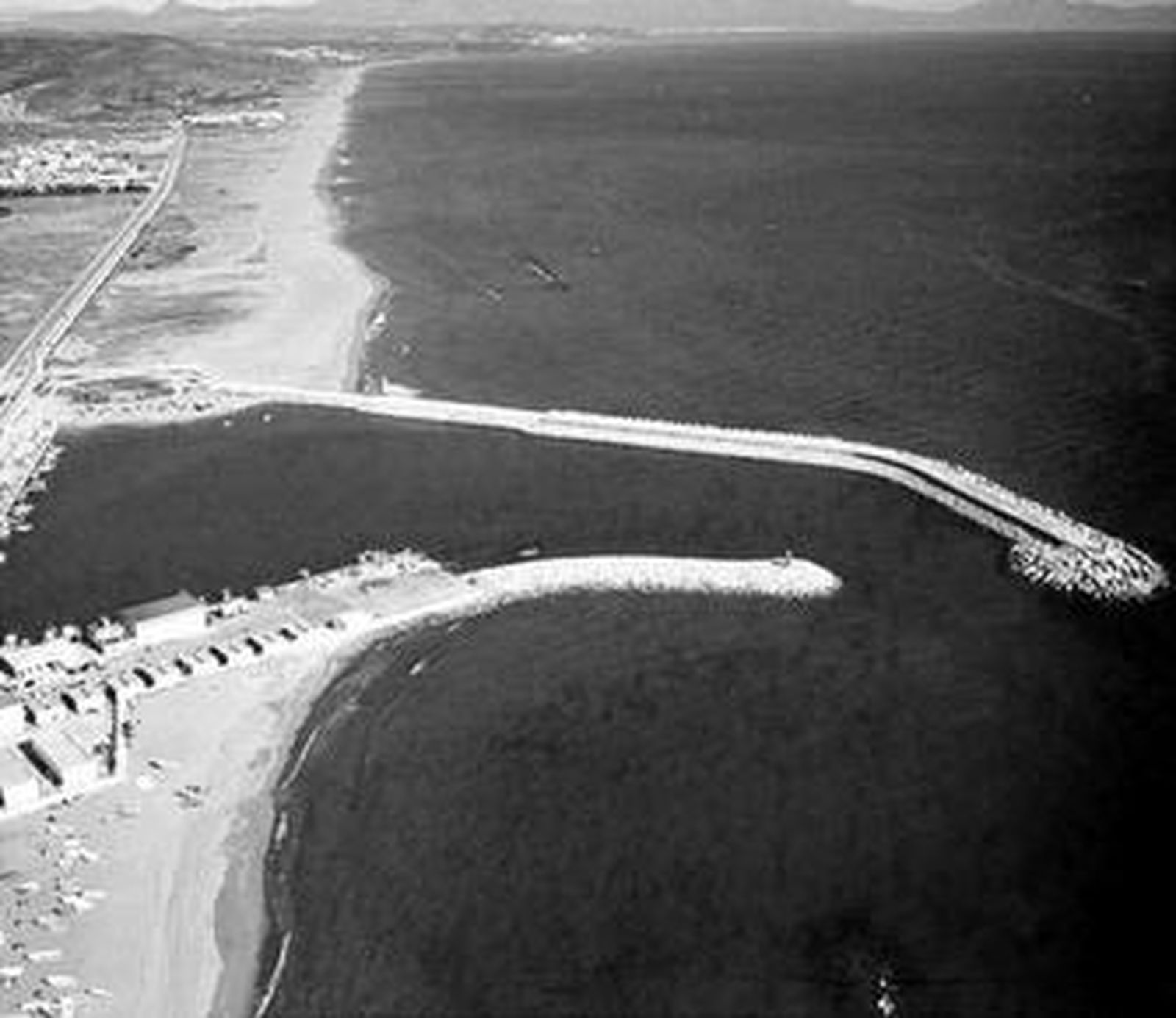Vista aérea del litoral de La Atunara, donde los efectivos de salvamento lo buscaron durante el día de ayer.