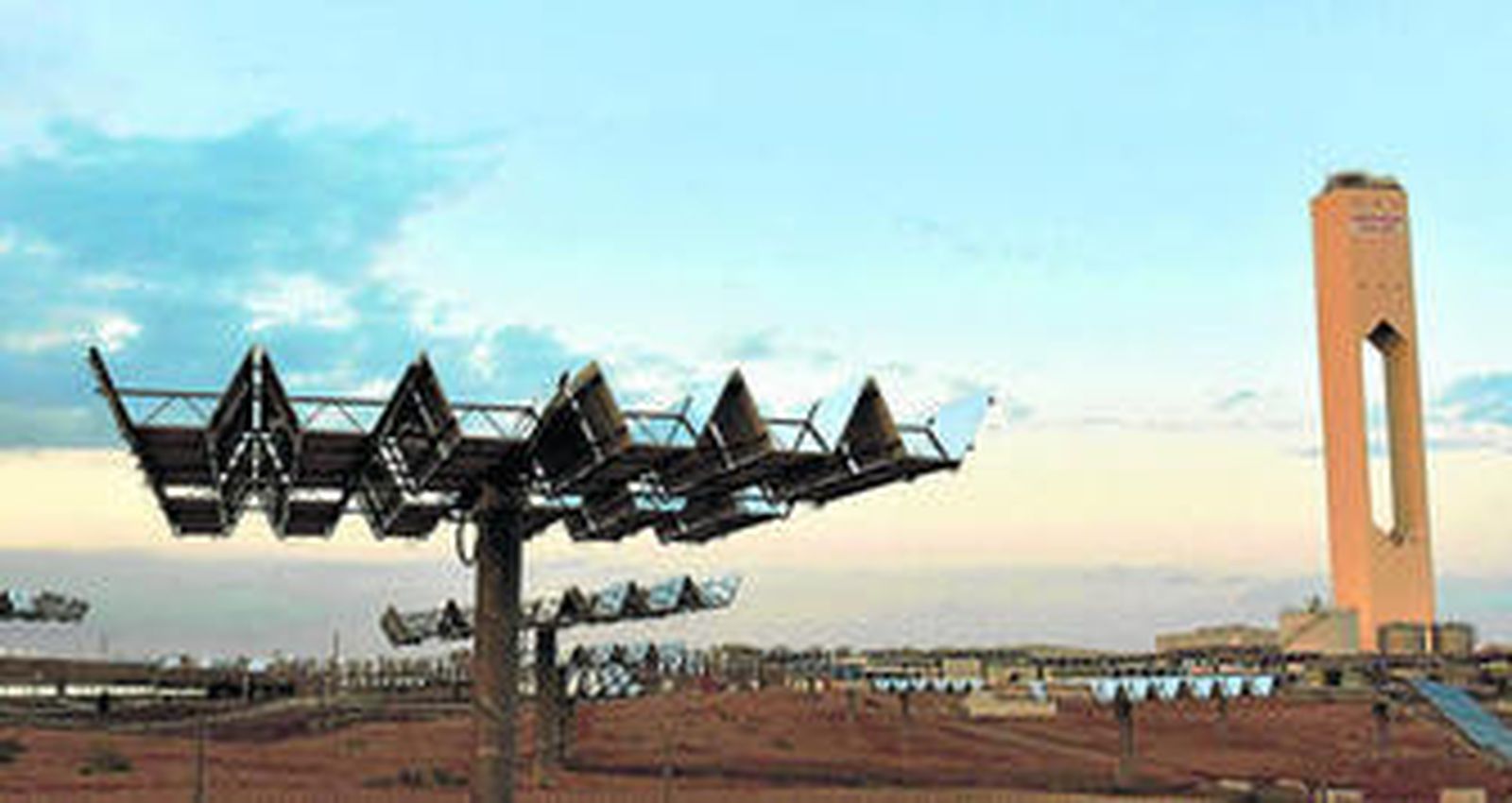 Instalaciones del complejo de plantas solares Solucar, situado en Sanlúcar la Mayor (Sevilla).
