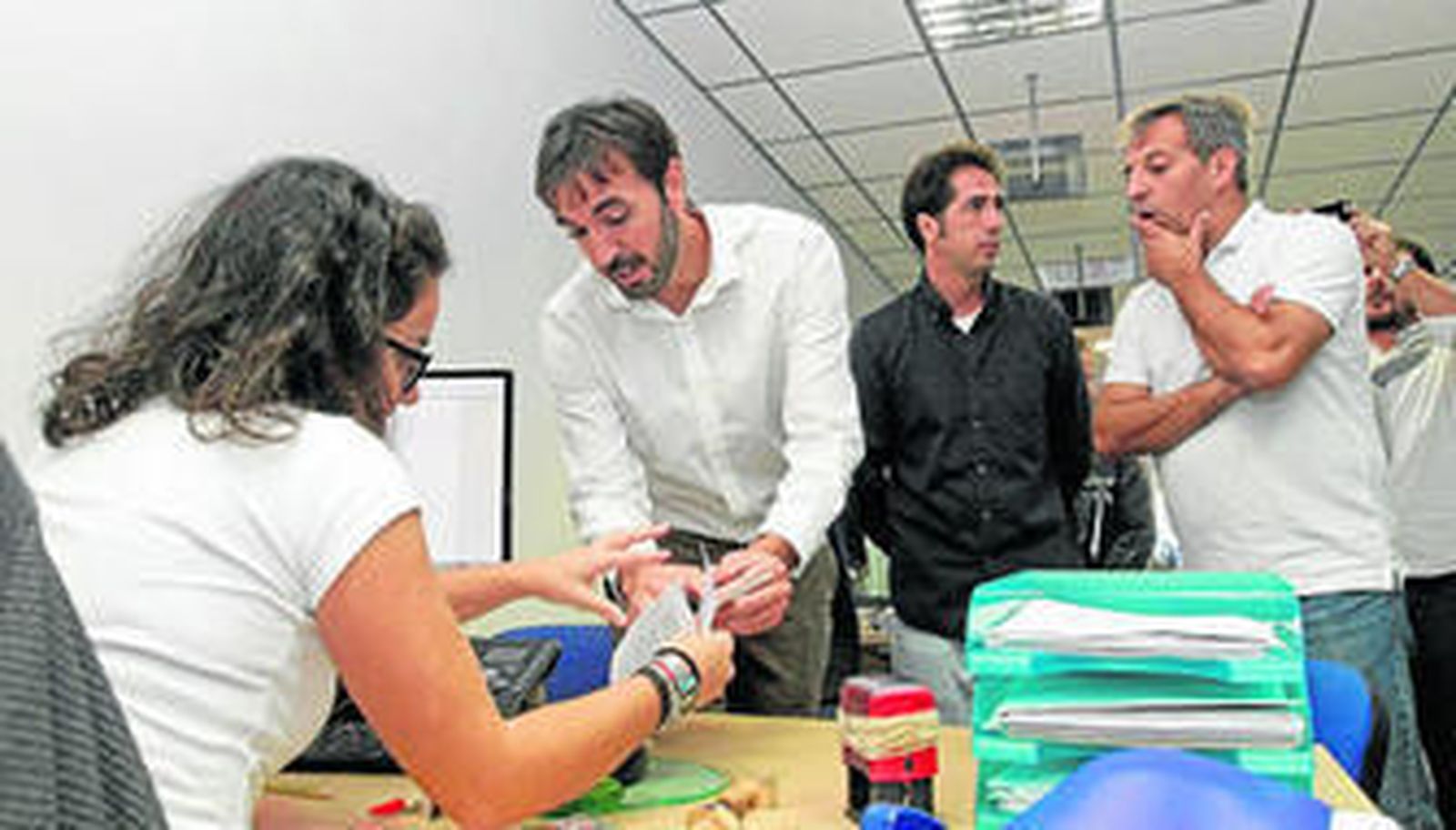 Ruiz (PSOE) muestra el documento en el registro del Ayuntamiento, con la presencia de Andreu (IU) y Galindo (PA), ayer.