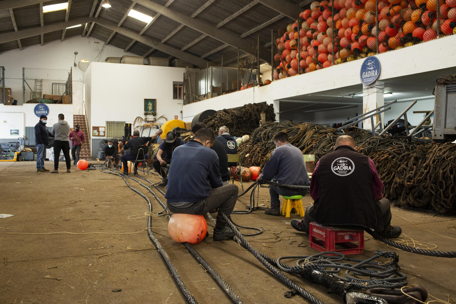 Los trabajadores de la almadraba han iniciado los primeros trabajos de tierra.