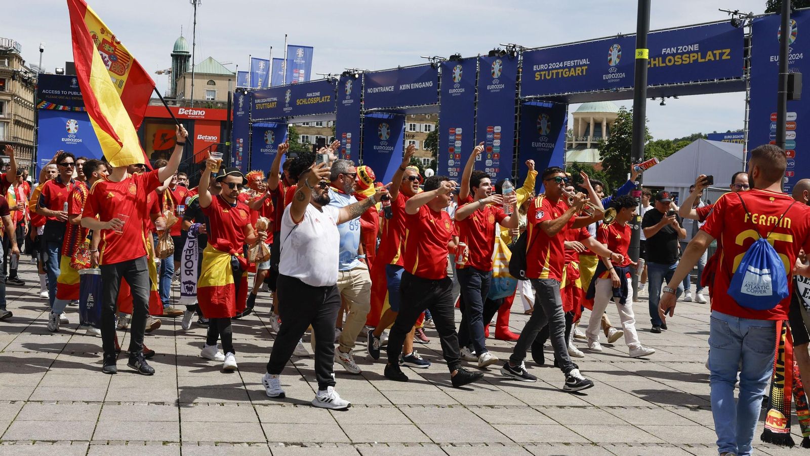 Las fotos de la afición española en Stuttgart antes del España - Alemania