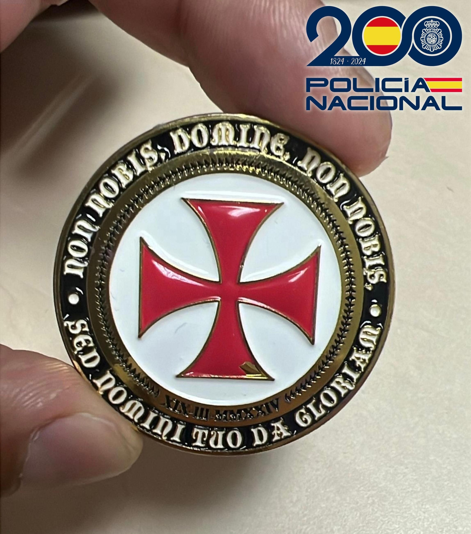 Medalla robada por la detenida.