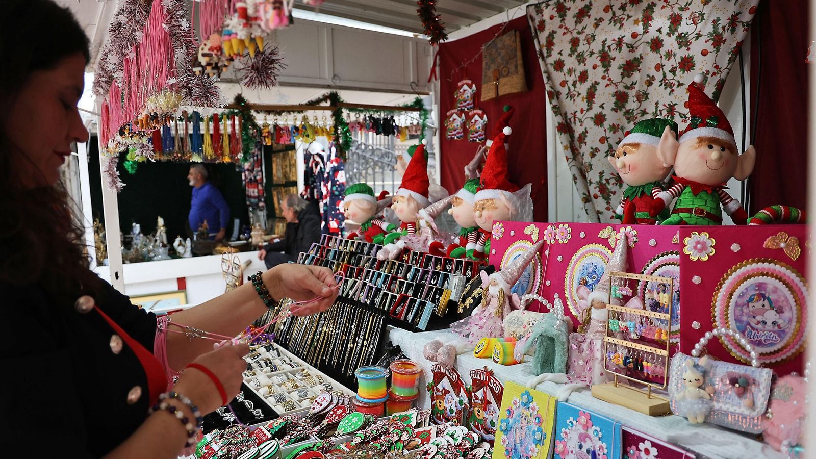 Uno de los puestos del Mercado Navideño de la Plaza de las Monjas en 2024.