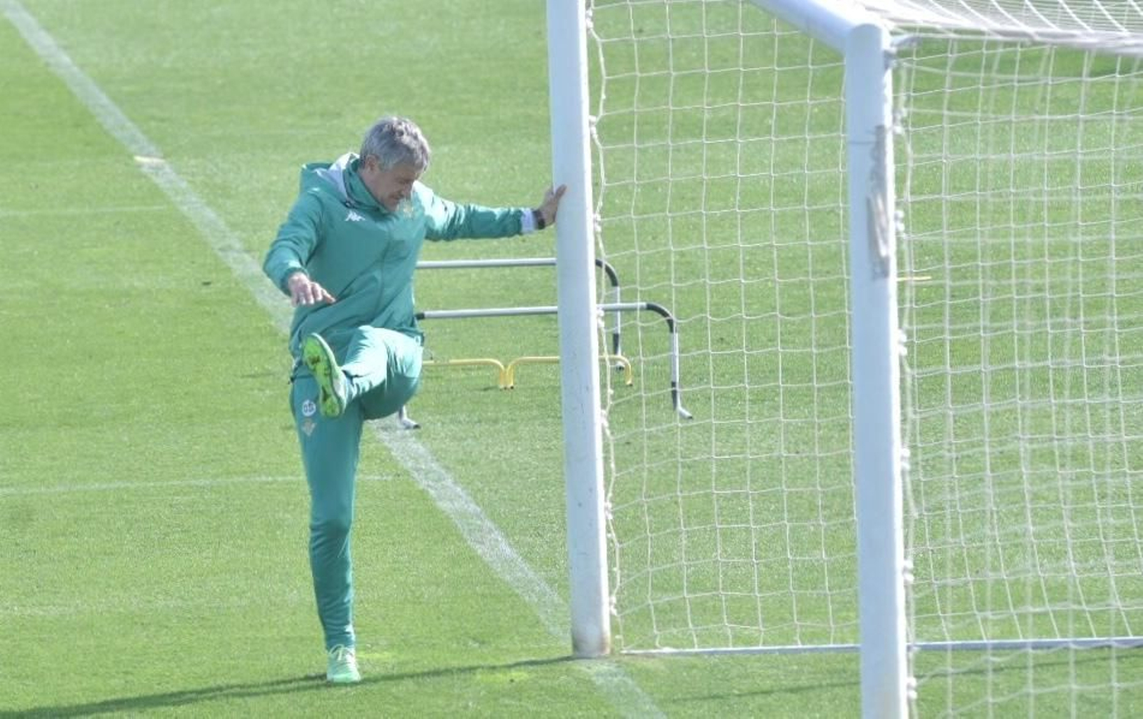 Setién estira en una portería.