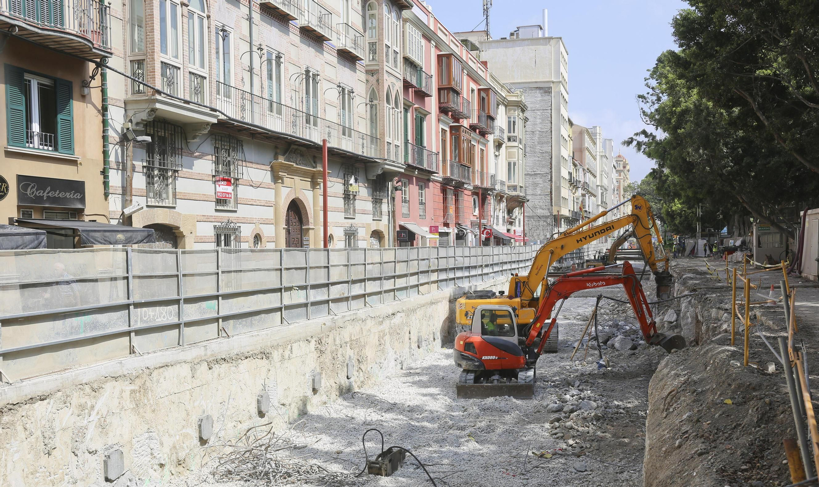Trabajos de construcción del Metro en el lateral norte de la Alameda.