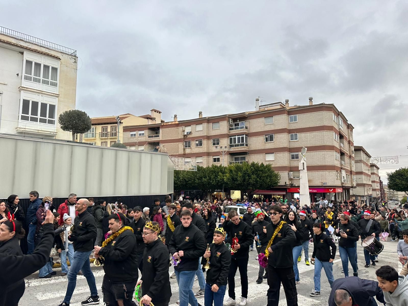 De la Residencia de Mayores a las calles: imágenes del paso de los Reyes Magos por Huércal-Overa