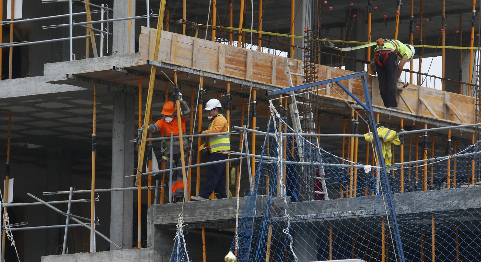 Las fotos del reparto masivo de mascarillas y la vuelta al trabajo en algunos sectores en Córdoba