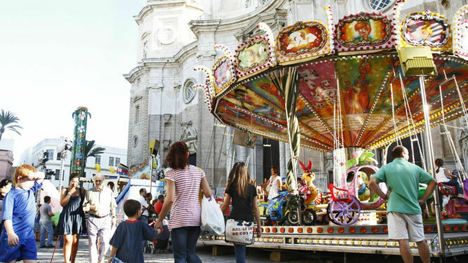Tiovivo montado por la cofradía del Nazareno en la plaza de la Catedral en 2011.