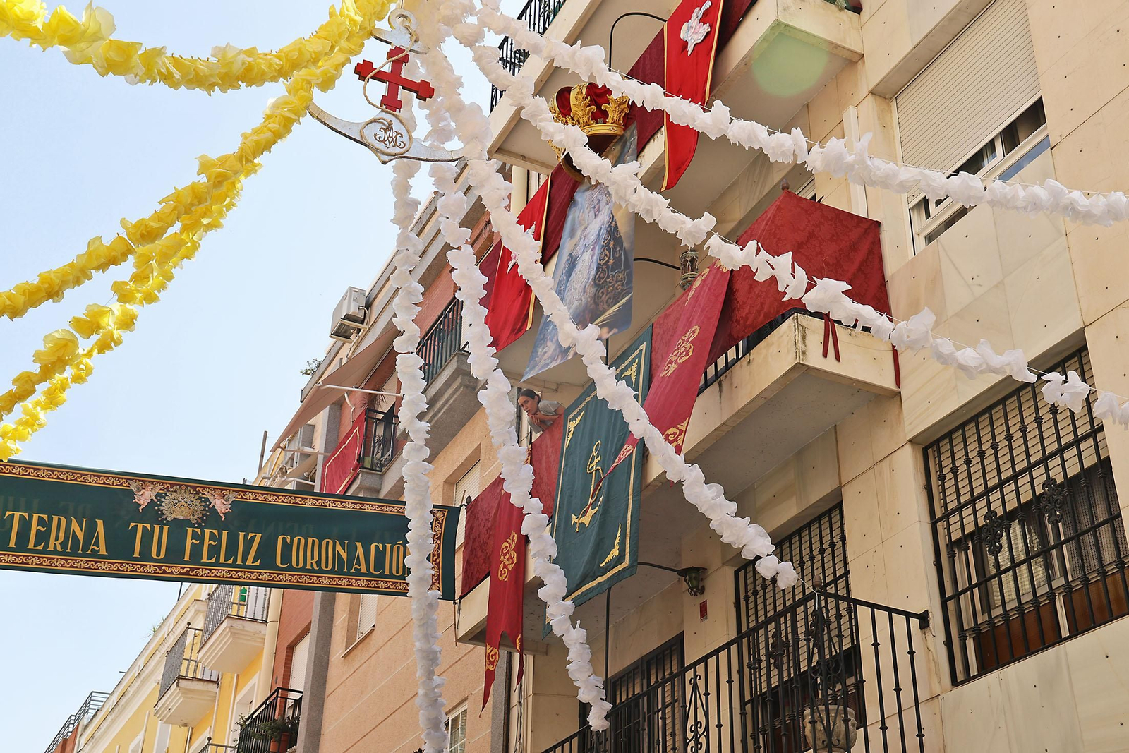Imágenes de las calles por donde discurrirá la procesión de La Esperanza engalanadas con los colores del Vaticano