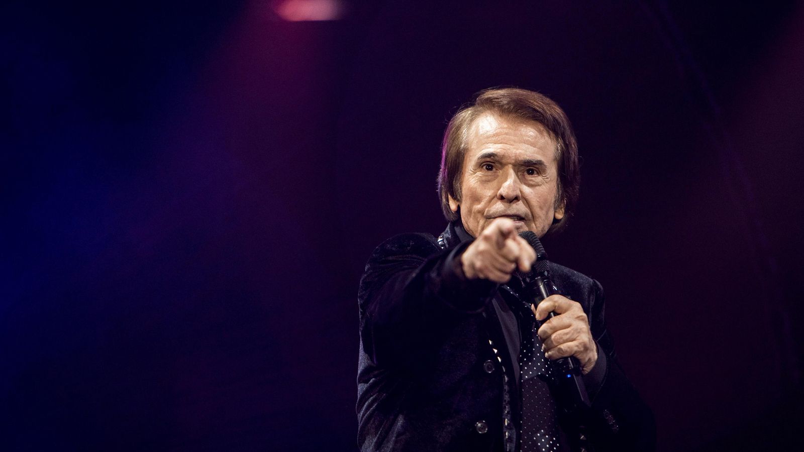 El cantante jienense señala a la cámara de 'Granada Hoy'.