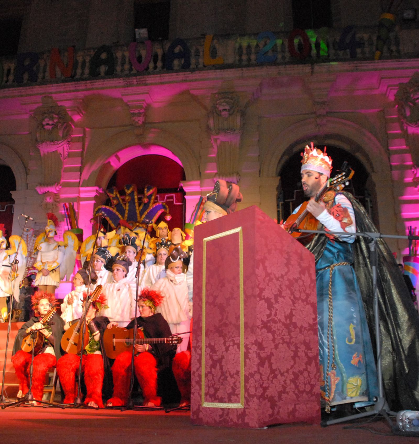 Luis Rivero con su coro -ese año 'El Orfeón-, pregonero del Carnaval de San Fernando en 2014