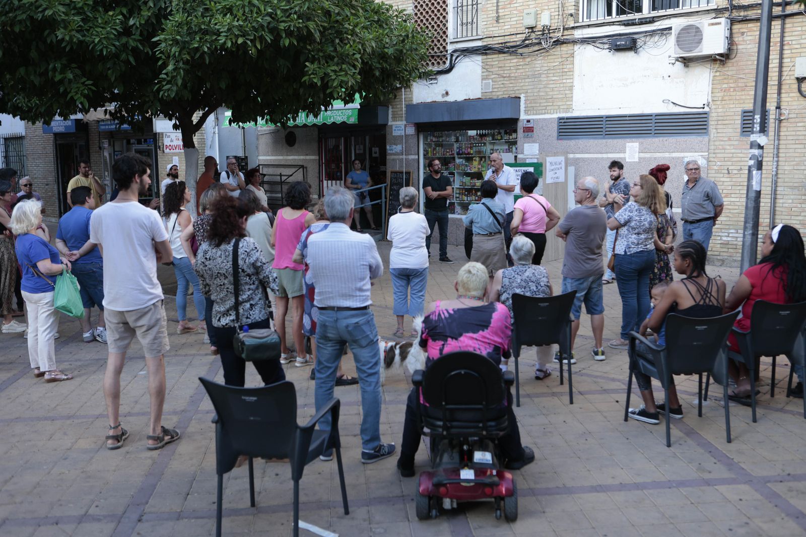 Asamblea vecinal en la barriada del Rocío, muy cerca de El Cerezo.