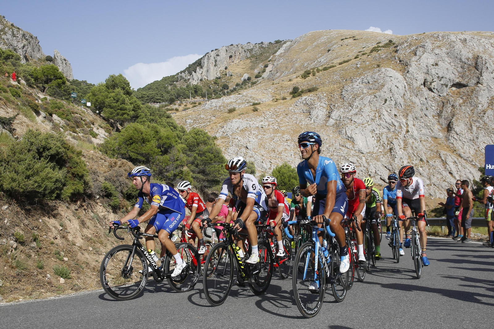 Los corredores durante la ascensión a La Alfaguara en 2018.