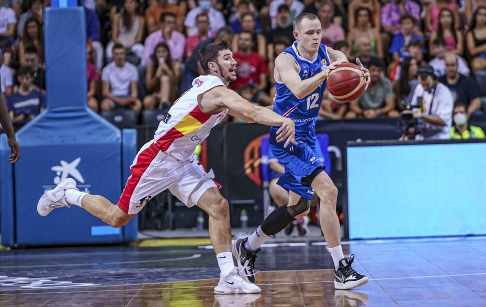 Brizuela, en una acción defensiva ante Islandia.