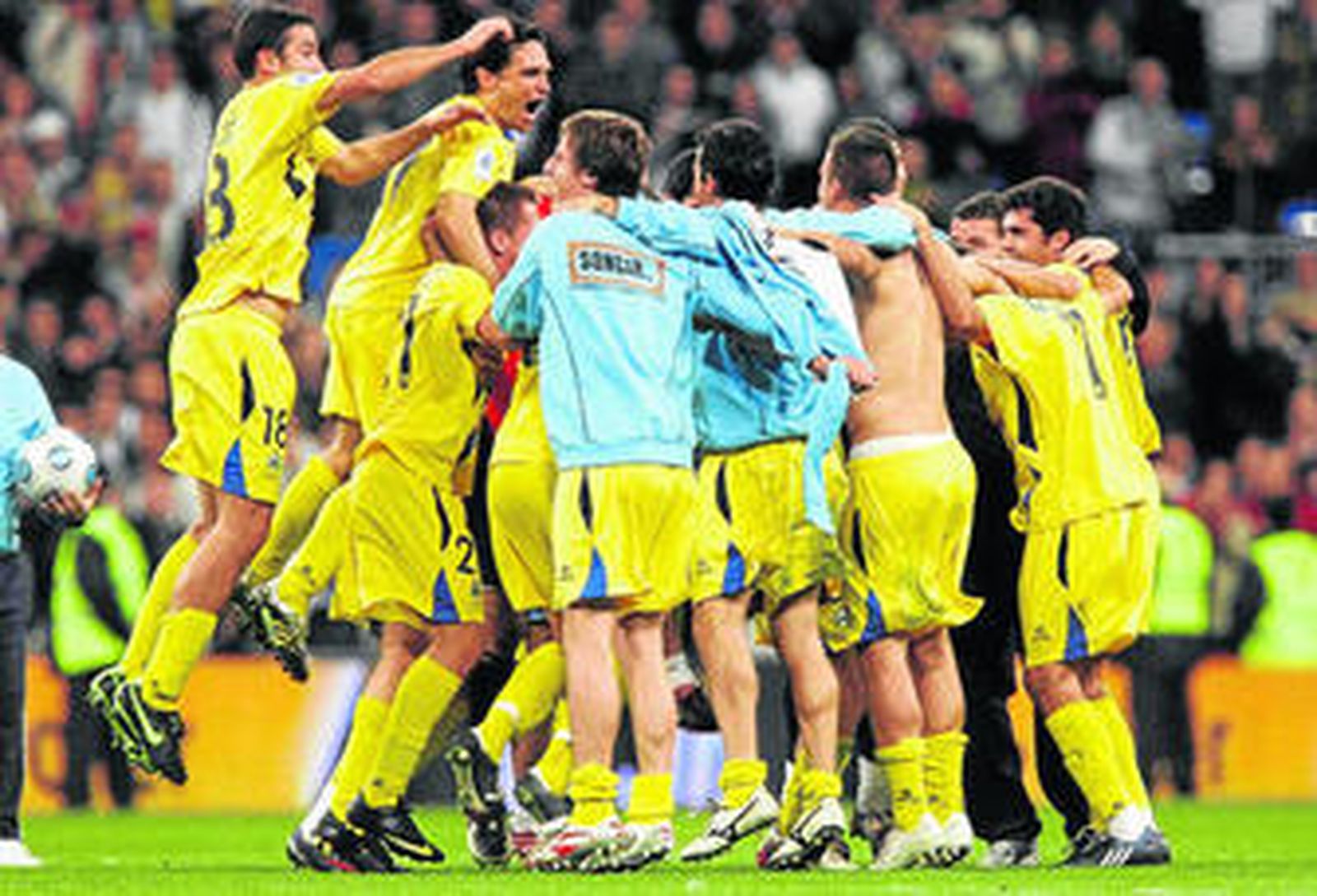 Los futbolistas del Alcorcón hacen una piña en el césped del Santiago Bernabéu tras la proeza.