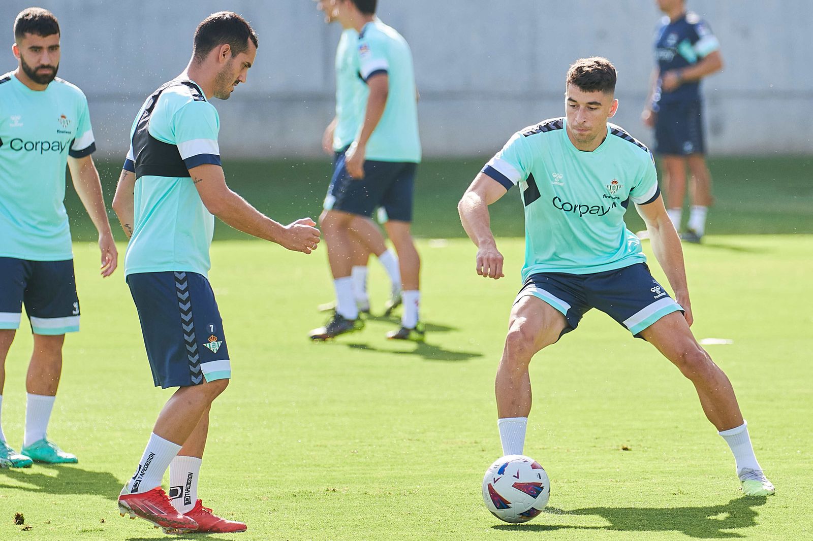 Marc Roca presiona a Juanmi en el entrenamiento matinal de este lunes en la ciudad deportiva.