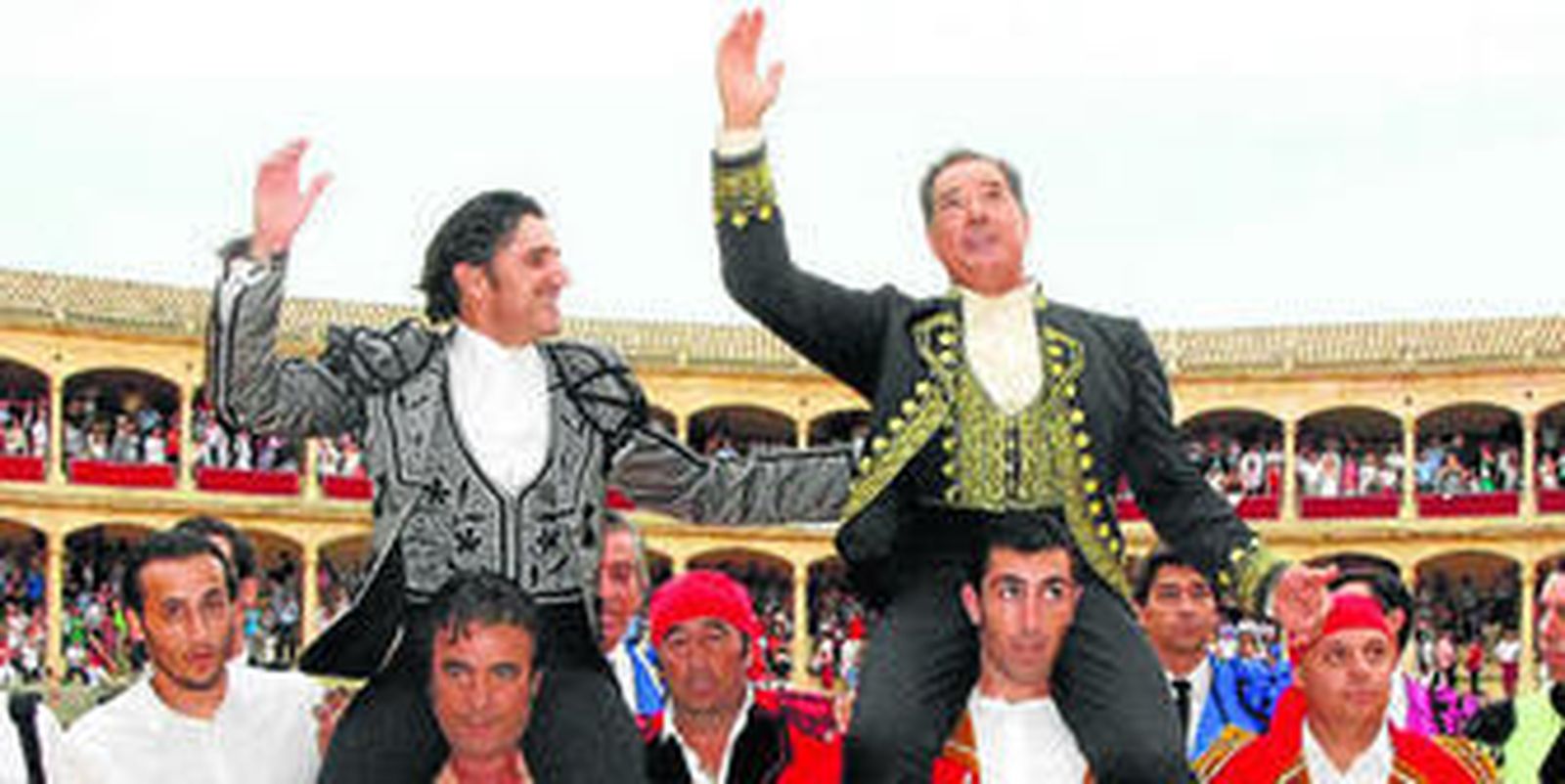 Ventura y Paco Ojeda, ayer, salen a hombros del coso rondeño.
