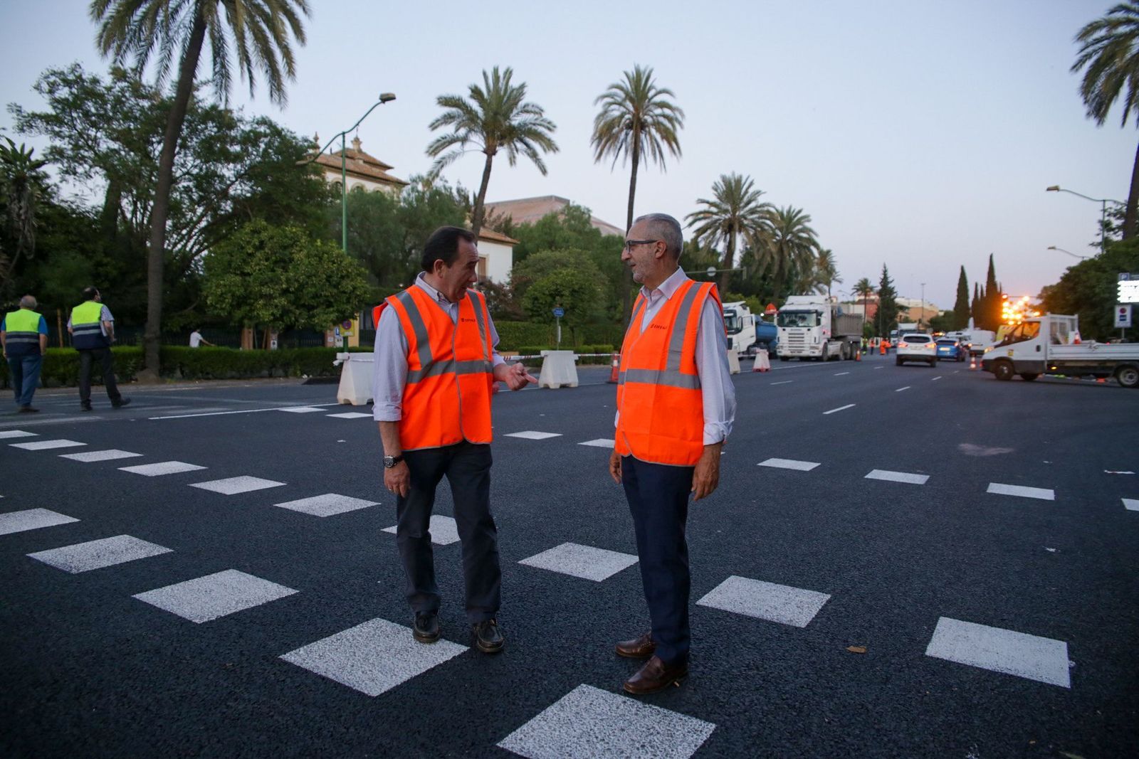 El delegado de Hábitat Urbano y el gerente de Urbanismo supervisan los trabajos.