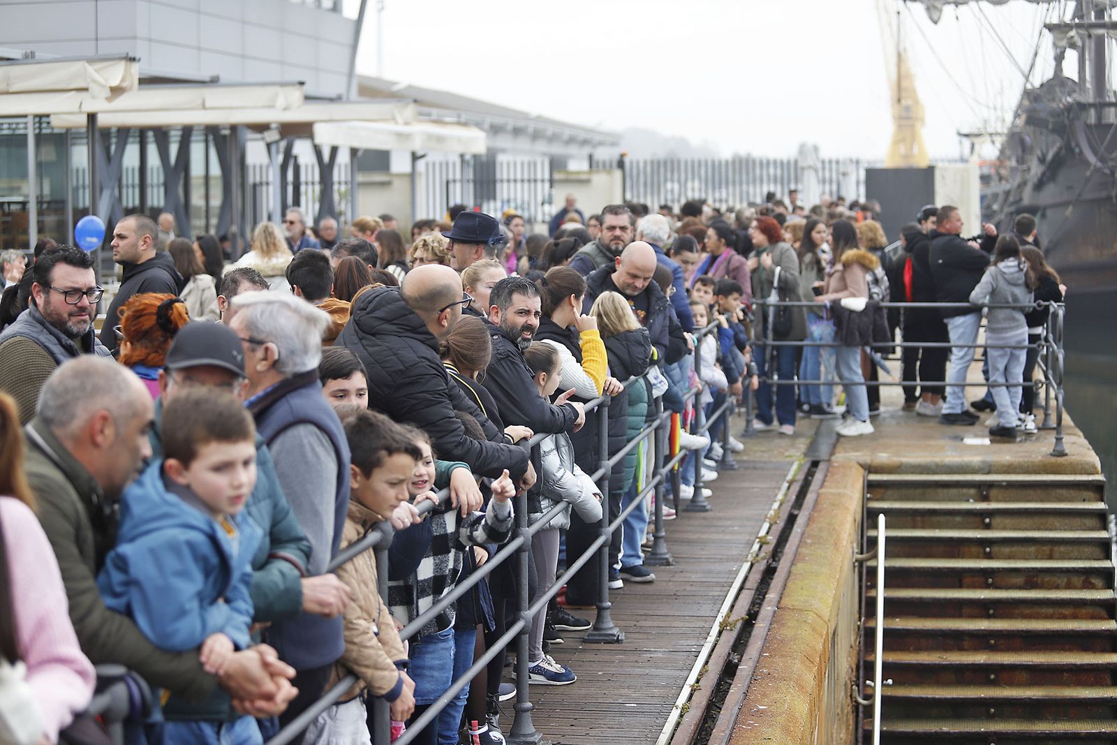 Imágenes de la mágica llegada de los Reyes Magos y la Estrella de la Ilusión a Huelva en barco