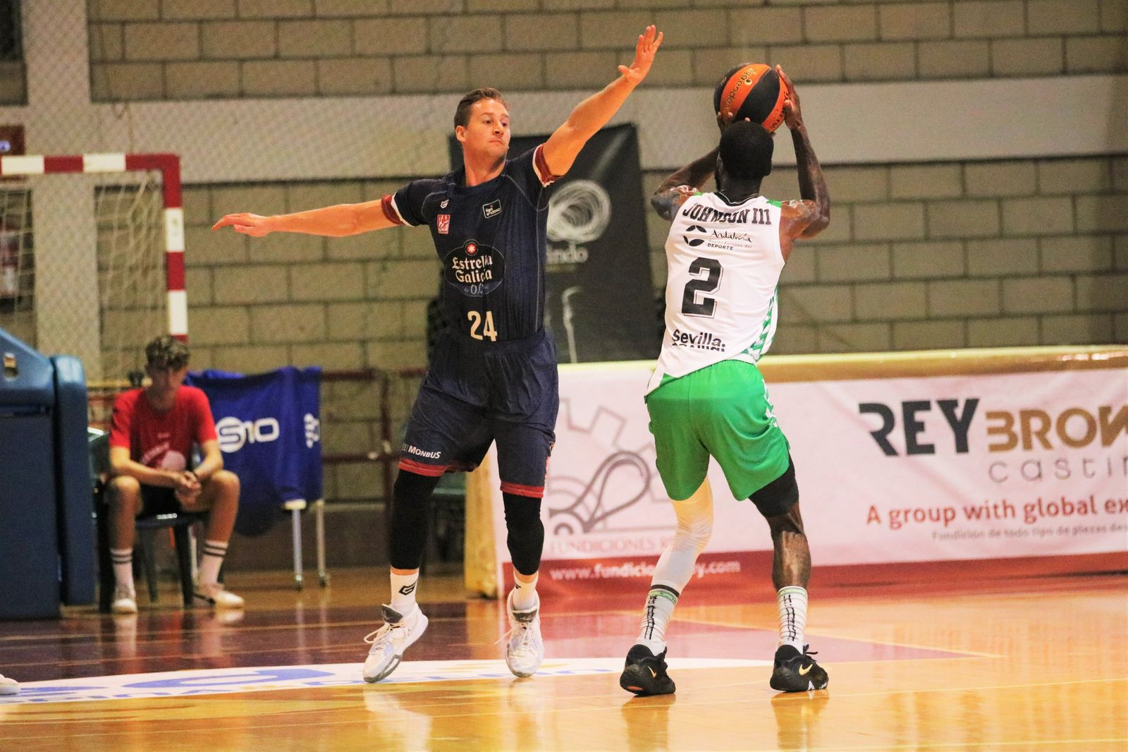 BJ Johnson intenta lanzar ante la oposición de Walker.