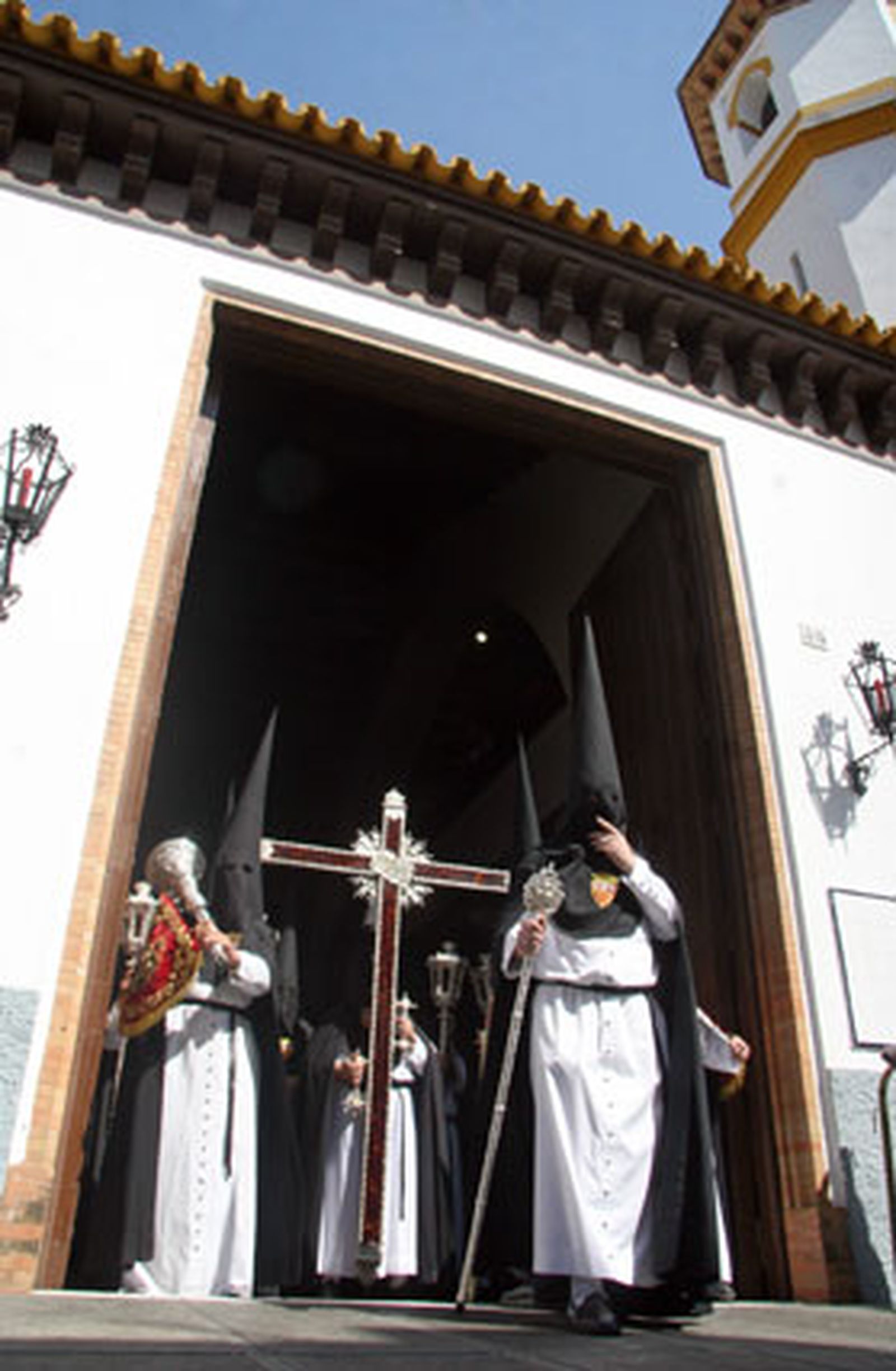 La cruz de guía de Santa Genoveva pisa la calles en este Lunes Santo.

Foto: Belén  Vargas