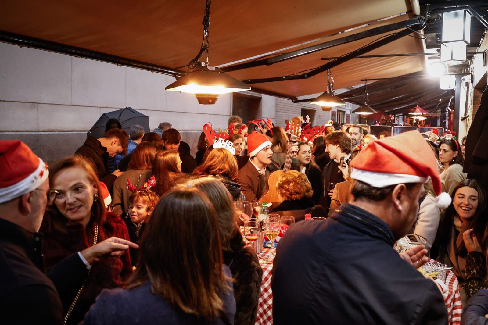 Granada se echa a la calle para celebrar la Tardebuena, en imágenes