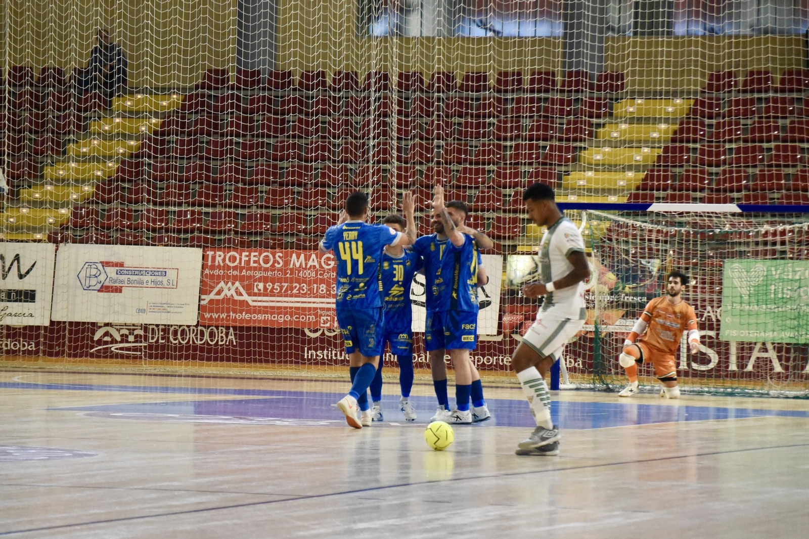 Las mejores fotos del ambiente en Vista Alegre para el Córdoba Futsal - Peñíscola
