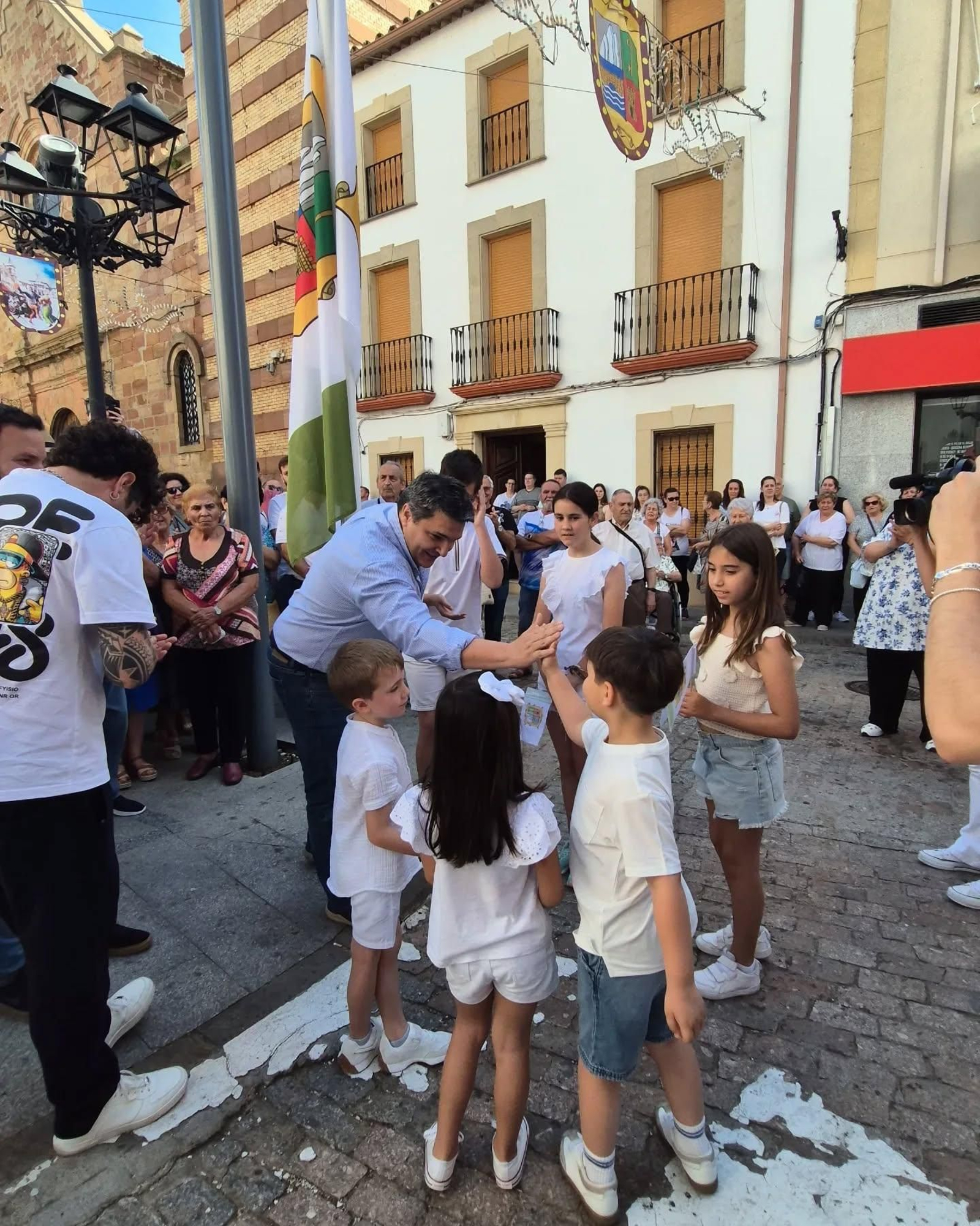 Marmolejo celebra su independencia con la interpretación de su himno, en imágenes