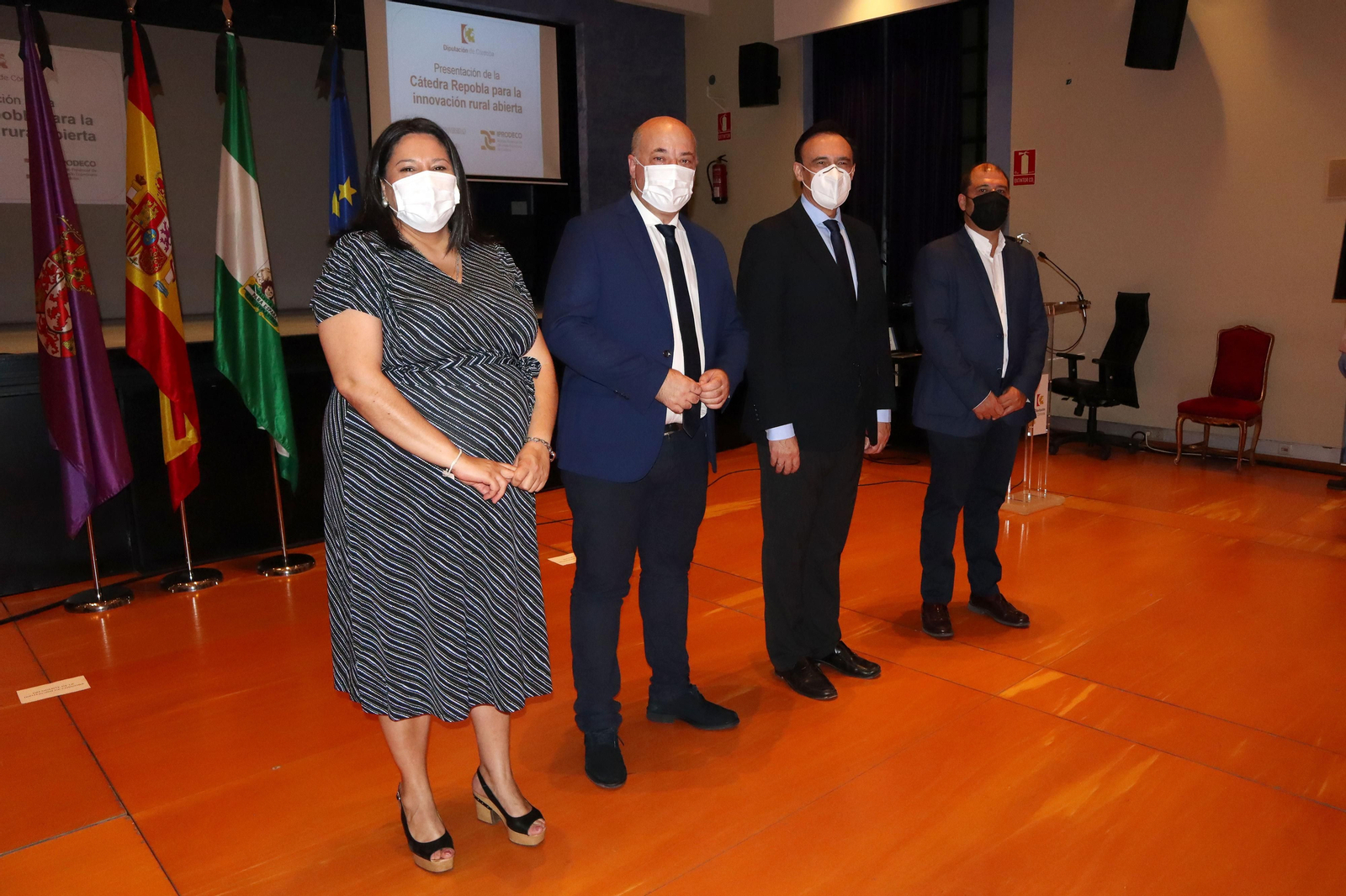Representantes de ambas instituciones, durante la firma.