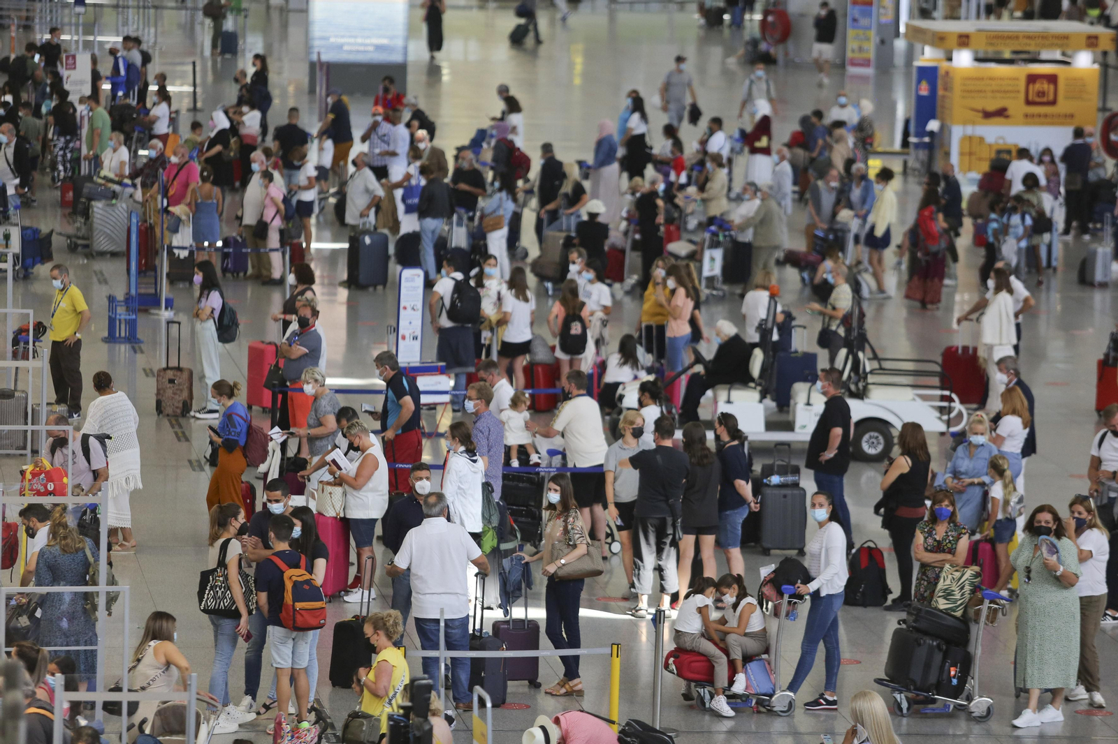 La llegada de los turistas al aeropuerto de Málaga, en fotos
