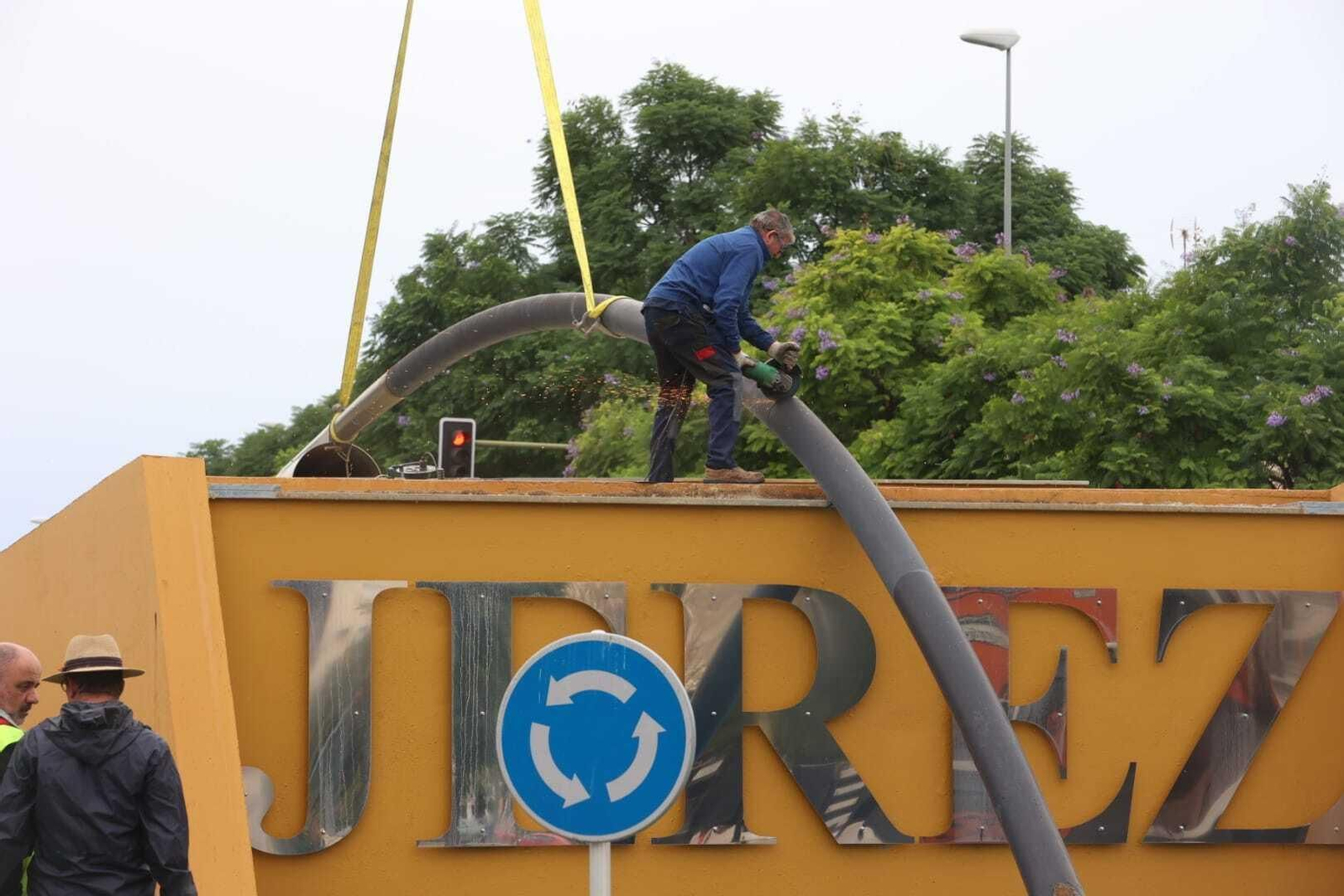 Retiran la venencia gigante de Jerez, dañada por la borrasca 'Bernard'
