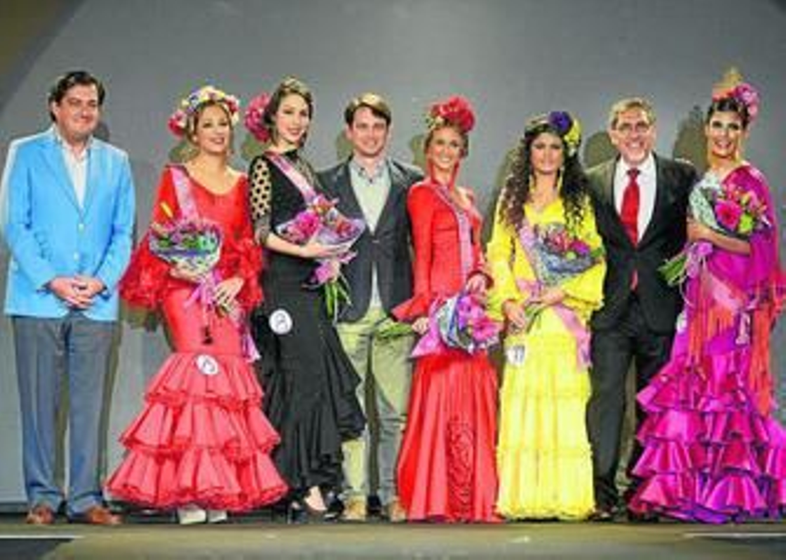 Paloma Reynaud, con un diseño de Esther García, junto al resto de ganadoras de Miss Flamenca y algunos ediles.