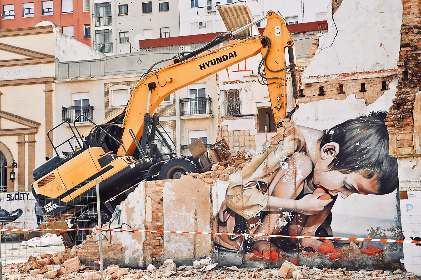 Imágenes del derribo de la calle Jesús del Calvario con el grafiti de Pure Love de Manomatic