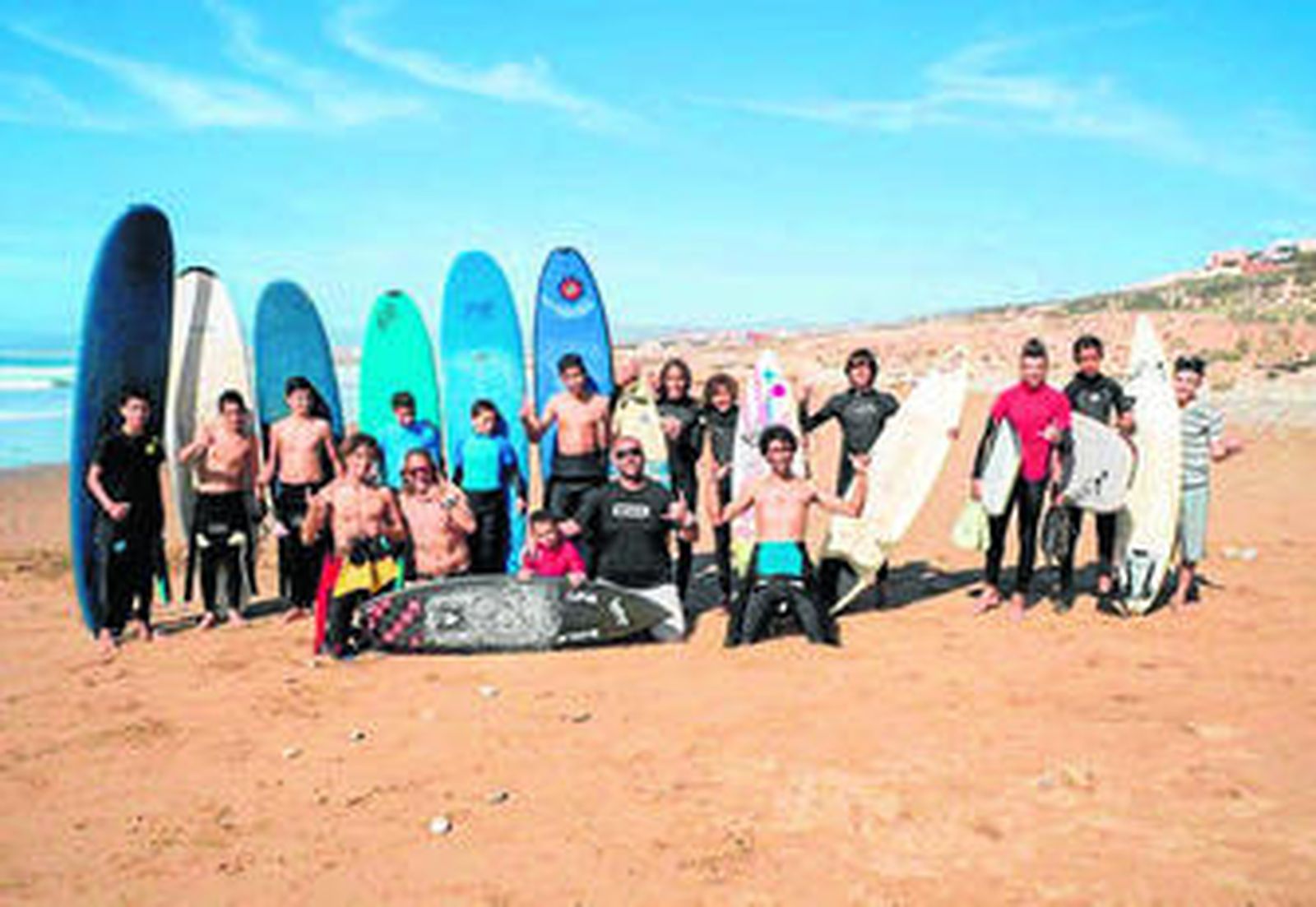 Foto de familia tras la clase que la Escuela de Surf Camposoto dio a los niños de Yallah Surf, en Marruecos.