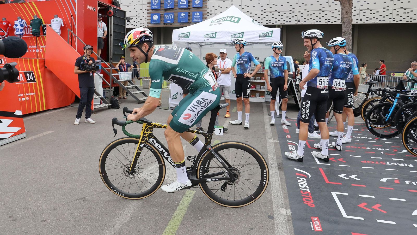 Así fue la salida de la Vuelta España desde Carrefour Sur en Jerez